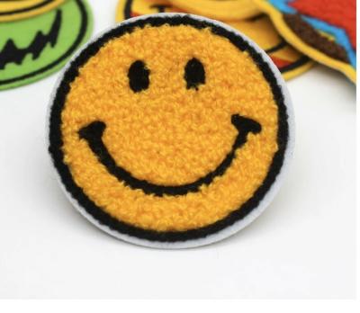 中国 シュニールの黄色いにこやかな表面パッチ-シュニール パッチの微笑の方法パッチの鉄- 販売のため