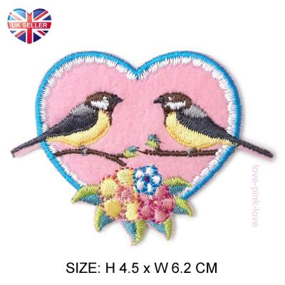 China Hierro bordado lleno del Applique de los pájaros del gemelo del corazón del amor coser en insignia del remiendo en venta