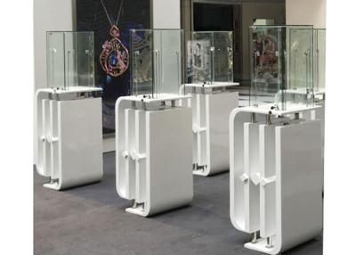 China Casos de visualização de vidro personalizados de revestimento branco brilhante com luzes LED de polo alto à venda