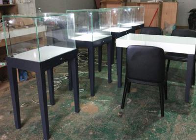 China Large Qty Exhibition Display Cases Matte Gray Color Design Moderno Simples à venda