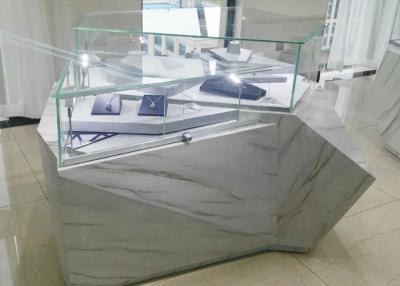 China Holz Schmuck Showroom Kasten Mode Diamant Form Mit LED-Beleuchtung zu verkaufen
