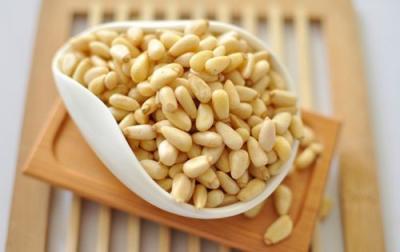 China Nueces de pino crudas crujientes GMO - los microelementos libres conservan la comida nutritiva para los niños en venta
