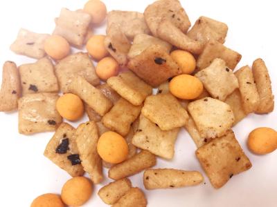 China Os alimentos saudáveis NON-GMO da mistura do petisco do sabor picante dos biscoitos do arroz do OEM livram da fritura à venda