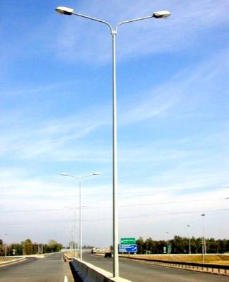 Chine Les doubles bras ont galvanisé le courrier de lumière de route de Polonais 10m 15m de réverbère à vendre