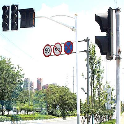 中国 多目的の交通信号の街灯柱235MPa CCTVのカメラ ポーランド人 販売のため