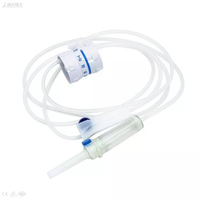 China El goteo consumible médico del intravenoso del sistema de la transfusión de la infusión fijó con el regulador del flujo en venta