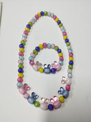 Chine Collier en perles élastique portable pour enfants, bracelets en perles pour enfants à vendre