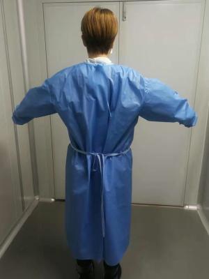 China Venta al por mayor contra el vestido quirúrgico estéril disponible no tejido protector flúido del aislamiento de SMS de la bata en venta