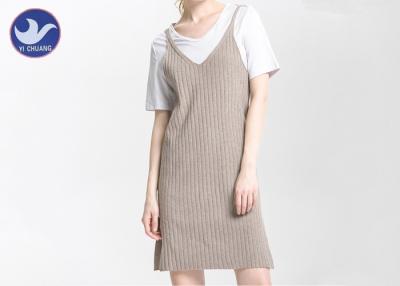China Abertura lateral suelta con cuello de pico hecha punto para mujer proveída de costillas tirante de espagueti de los vestidos de Midi en venta
