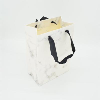 China BSCI SGS Recycled Paper Gift Bags Matt Lamination Eco Friendly for sale