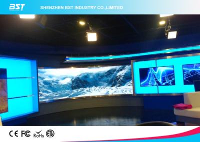 China Pantalla curvada interior de la pantalla LED de P5mm, pantalla llevada a todo color SMD2121 para el canal de televisión en venta