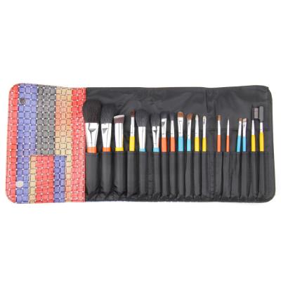 China 18 Piece Makeup Brush Set With Color Wooden Handle And Cosmetic Bag for sale