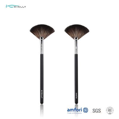 China Raccoon Hair Wooden Handle Makeup Brush For Highlighting Powder for sale