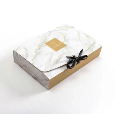 Chine Boîte-cadeau pliables de papier enduits colorés avec le ruban imprimant tout Logo For Packaging à vendre