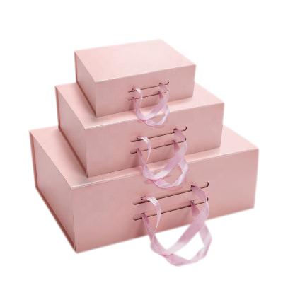 中国 衣類のために装飾的な磁気折り返し箱のピンクを折るISO9000 販売のため