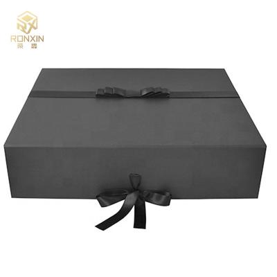 中国 贅沢な長方形のボール紙のリボンの黒の折り畳み式のギフト用の箱 販売のため