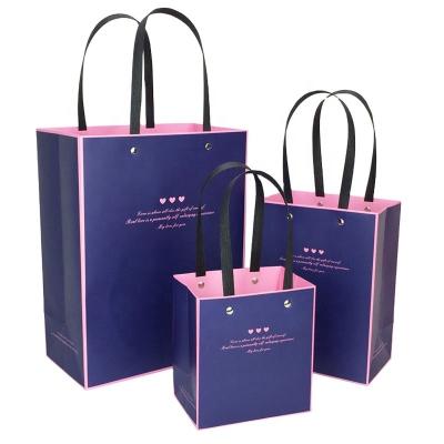 China Recyclable Gorgeous Birthday Gift Paper Bag Promotional In Various Colors for sale