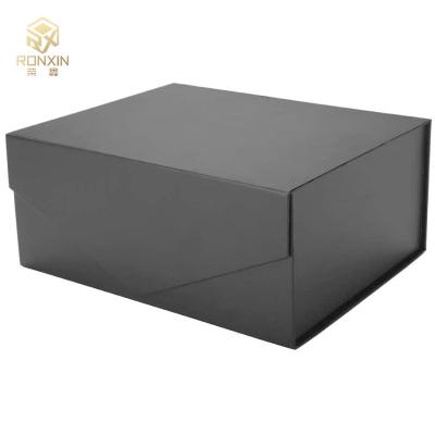 China Handmade Magnetic Closure Rigid Boxes Magnetic Presentation Box Black Paperboard for sale