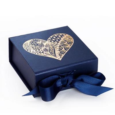 China Tamaño de encargo de oro de las cajas de regalo del cartón de 2M M con el cierre de la cinta en venta