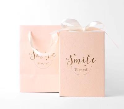 Китай Коробка косметической бумаги с покрытием пакета складная со штемпелевать ленты горячий продается