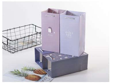 Κίνα Χαρτονένια κιβώτια δώρων χαρτιού τέχνης με το χρώμα εκτύπωσης CMYK κορδελλών για την καλλυντική συσκευασία δώρων προς πώληση