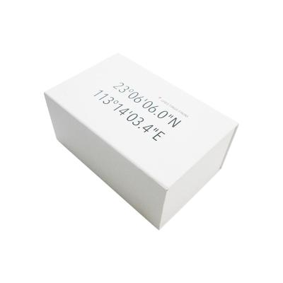 Chine Boîte-cadeau magnétique blanc de empaquetage de fermeture de cadeau avec imprimer le logo à vendre