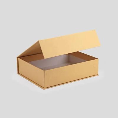 China Art Paper 2mm Paperboard Custom Magnetic Closure Box Golden for sale