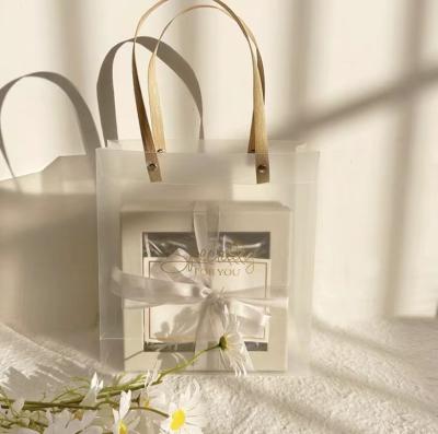 China Art Paper Kraft Gift Box blanco con la manija de papel transparente de la cinta de la ventana en venta