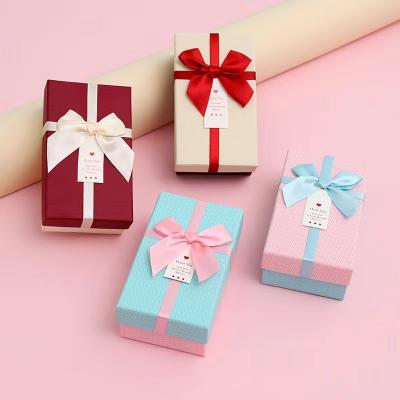 China Pequeñas cajas de encargo de papel del lustre del labio de Logo Cosmetic Skincare Packaging Luxury en venta
