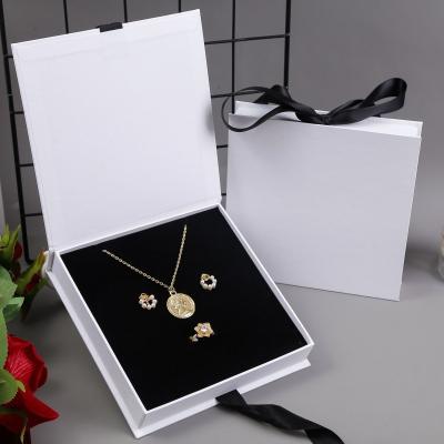 China Ribbon Clamshell Jewelry Packing Box Earrings Bracelet Necklace Ring Glossy en venta