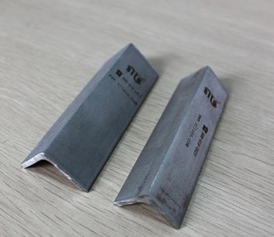 China Barra de ángulo del acero inoxidable de 300 series en existencia, perfil laminado en caliente del acero inoxidable en venta