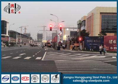 China Señal de tráfico llevada de poste del semáforo de las luces poste con la conexión del reborde en venta