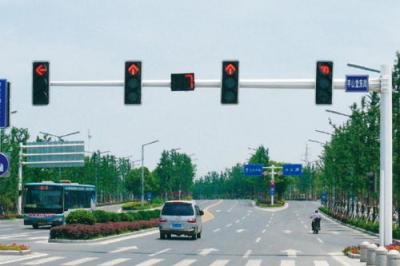 China Verminderd Hete Onderdompelings Gegalvaniseerd Verkeer Controlesignaal Pool voor de Kruising van Weg Te koop