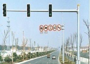 China Poste galvanizado de poste ligero de la señal de tráfico de la inmersión caliente con la cámara para las áreas comerciales en venta