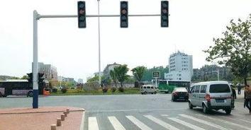 China Inmersión caliente de acero del semáforo Q235 del rollo caliente poste galvanizada para la calle en venta