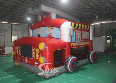 China El castillo animoso inflable del coche de bomberos del explotar para los niños y los adultos van de fiesta tiempo en venta