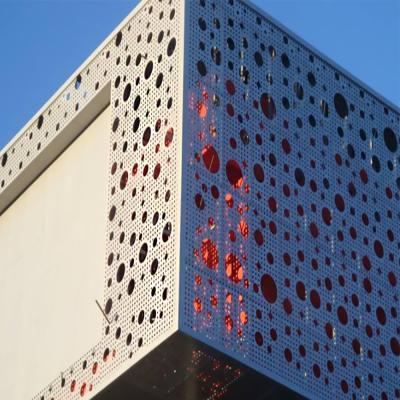 China Parede de cortina de alumínio metálico cortada a laser, revestimento de madeira e pedra à venda