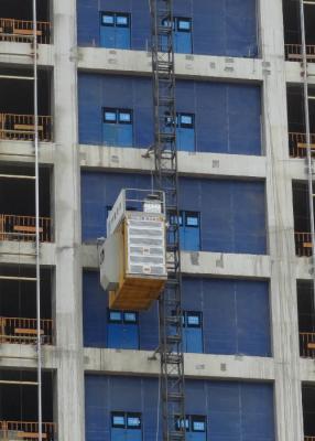 China Baixa capacidade de carga útil 2000Kg do elevador da grua da construção do desgaste com a lâmpada do teto do diodo emissor de luz à venda