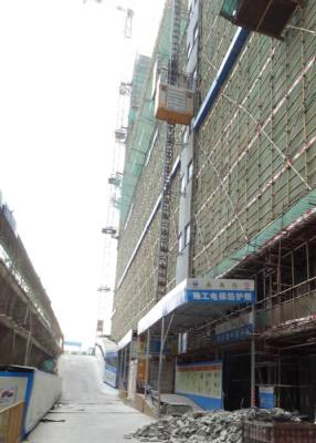China Capacidade de carga útil de levantamento da grua do material de construção de SC200BZ 2000 quilogramas pela gaiola à venda