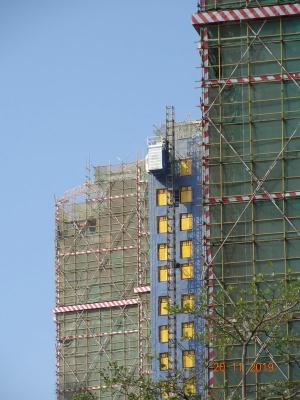 China Passageiro amarelo e velocidade de levantamento material 0-60 M/Min do elevador da grua/cremalheira e do pinhão à venda
