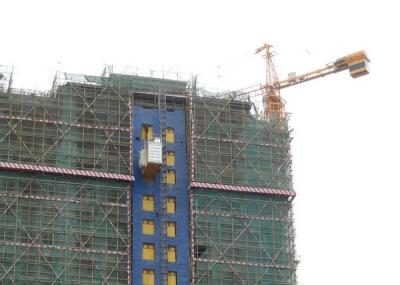 China Alzamiento pintado de la jaula de la elevación de estante y del piñón de 3000 kilogramos en la construcción en venta