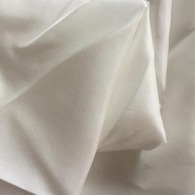 Chine Le blanc 100% a enduit le tissu d'impression de Digital de polyester pour la fabrication de drapeau/drapeau de bannière à vendre
