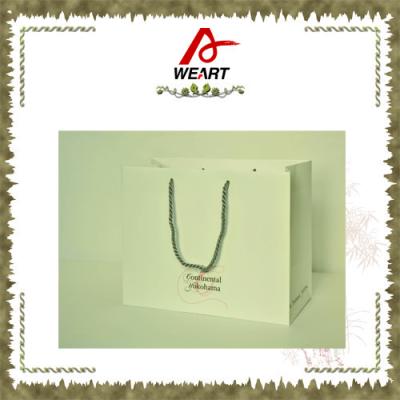 China Recycled Luxury White Card Paper Bags For Gift , Printed Hot Stamping Logo for sale