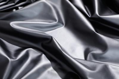 China PU el 137cm negra sólida de cuero, cuero artificial de la PU de la prenda impermeable en venta