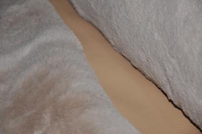 China Piel sólida de la PU 700gsm de la tela tejida de la capa del pelo del conejo del modelo del cepillo en venta