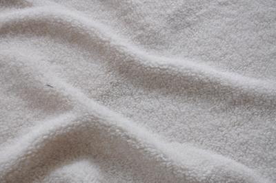 Cina il tessuto tricottato filo di ordito bianco riciclato, poliestere tricotta il solido   Tessuto in vendita