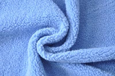 China El falso poliéster azul 100% del sherpa o con las lanas el 150cm CW o la deformación ajustable hizo punto la tela reciclada en venta