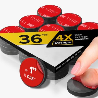 China 36PCS Ferrite Disc Magnético Disco Redondo Magnetos com forte apoio adesivo pegajoso à venda