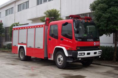 China coches de bomberos máximos del petrolero de la autobomba del esfuerzo de torsión los 510N.M de 139kw 189hp con la tubería del agua de enfriamiento en venta