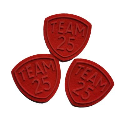 中国 Unique Design Sustainable Red Rubber Logo Printed 3D Fabric Felt Patch Silicone Clothing Label 販売のため